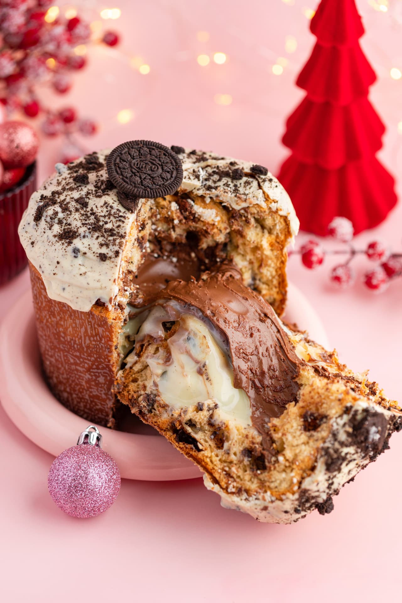 Chocotone aberto com recheios de chocolate branco e ao leite