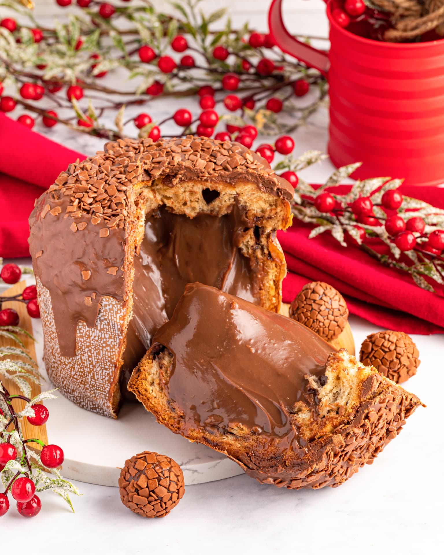 Chocotone aberto com recheio cremoso de brigadeiro