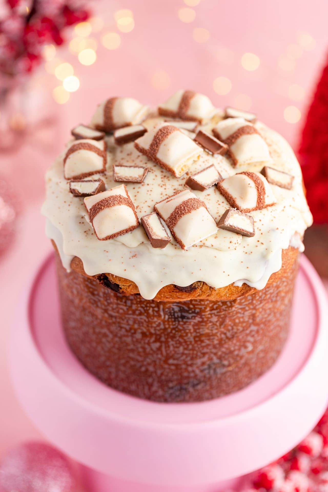 Chocotone coberto com chocolate branco e bombons