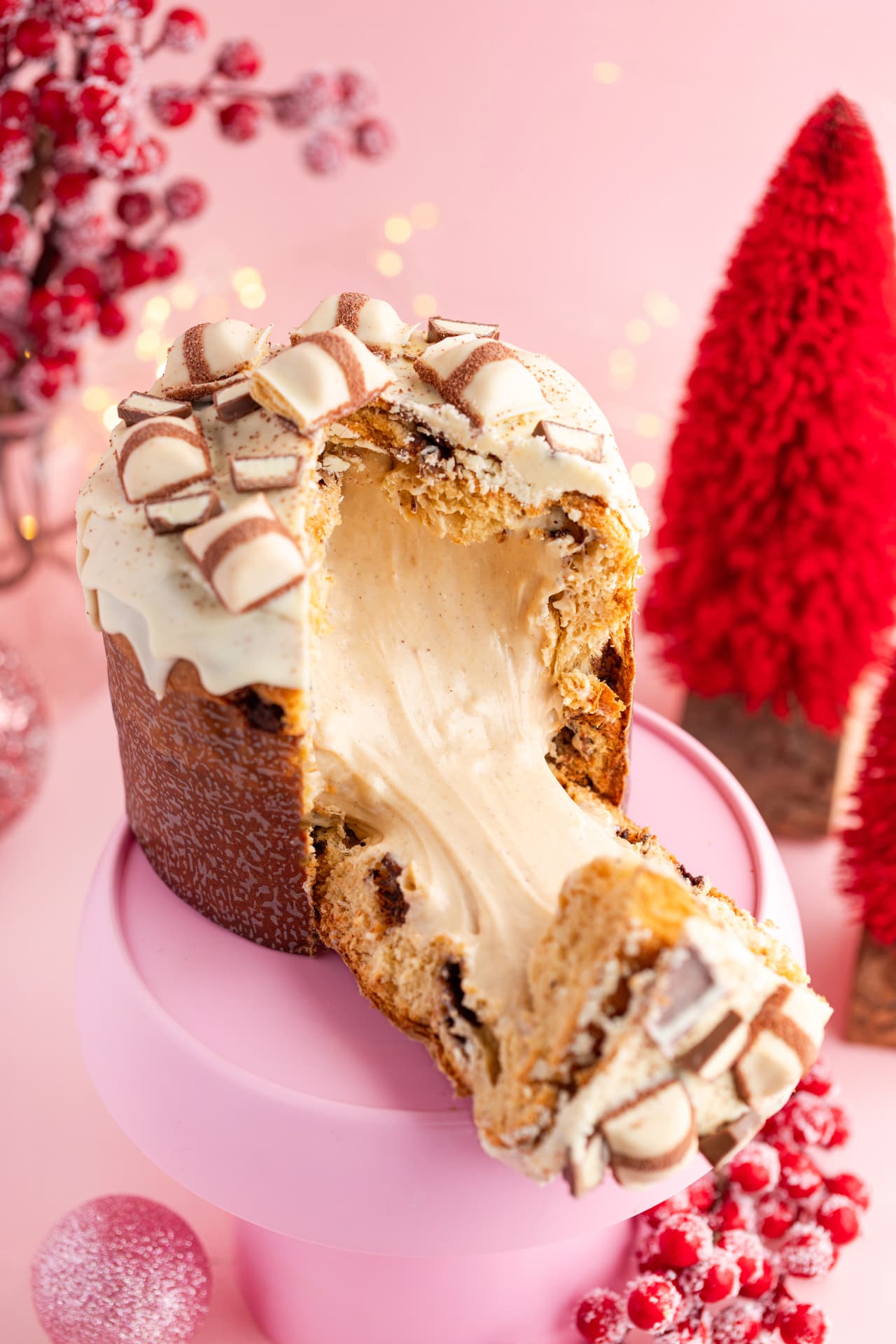 Chocotone aberto com recheio cremoso de chocolate branco