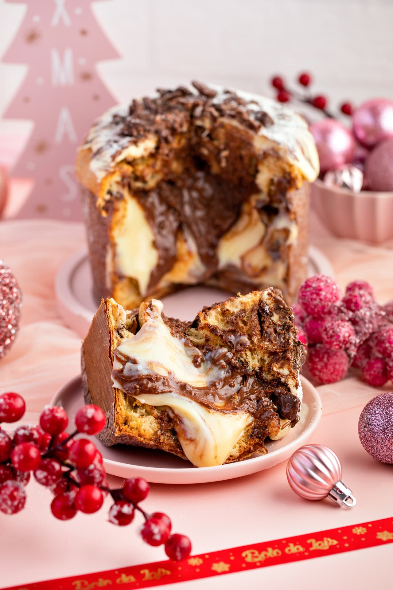 Fatia de chocotone com recheio de chocolate branco e ao leite